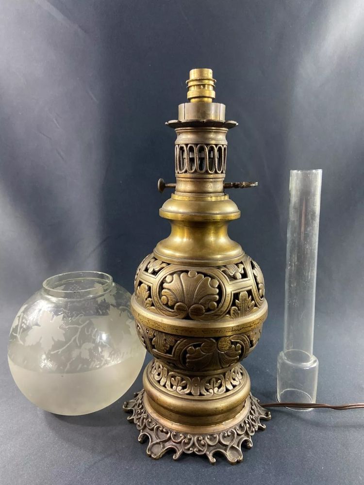 Grande lampe XIXe électrifiée en laiton à décor ajouré de style Louis XIII
