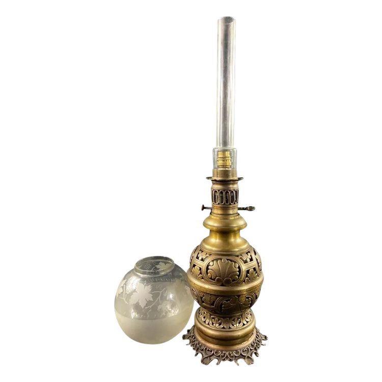 Grande lampe XIXe électrifiée en laiton à décor ajouré de style Louis XIII