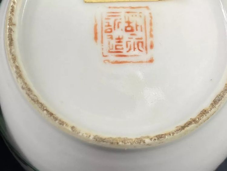 19th century Chinese porcelain covered bowl with ideograms