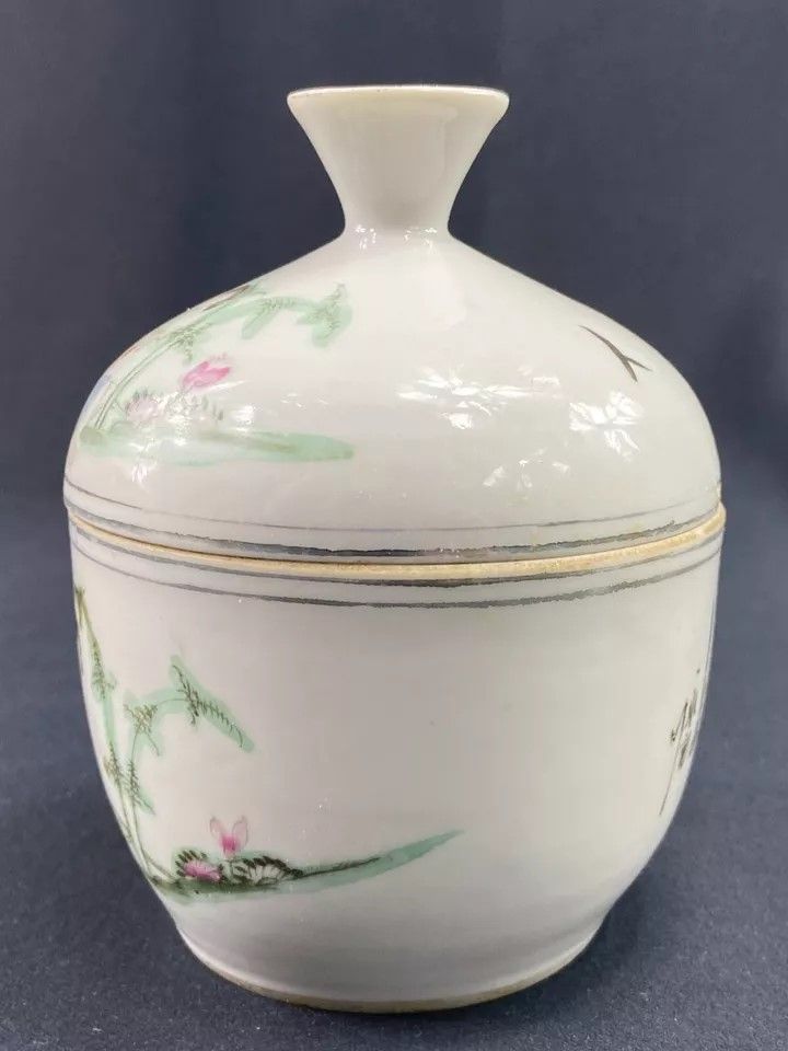 19th century Chinese porcelain covered bowl with ideograms