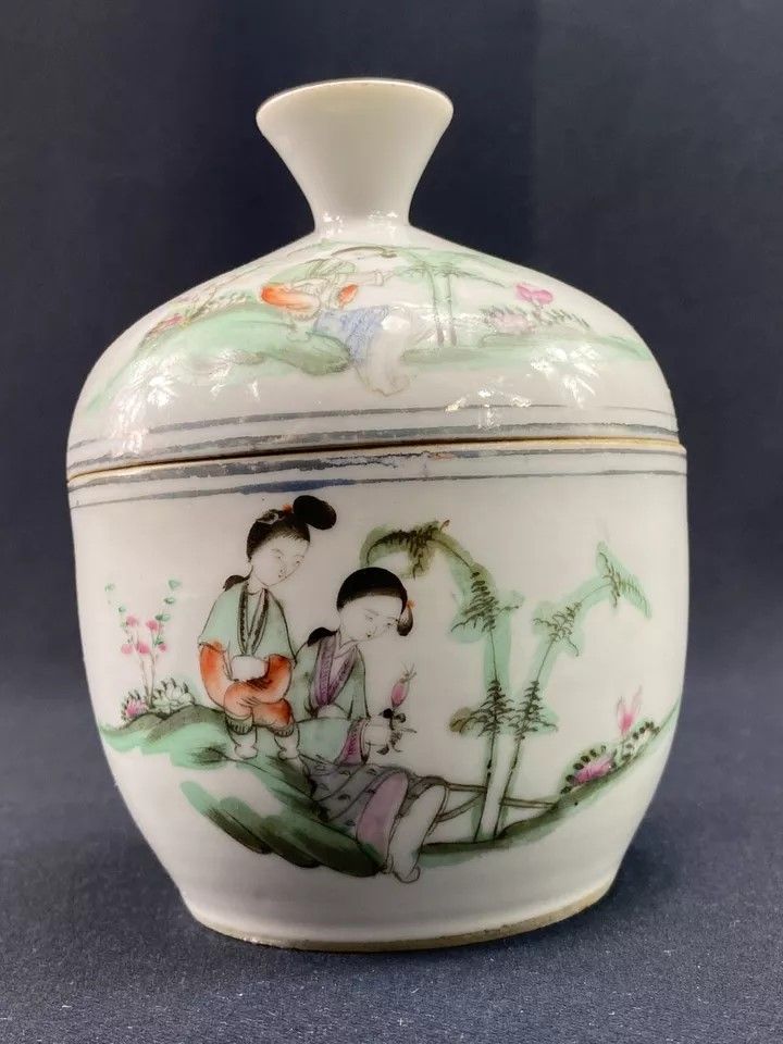 19th century Chinese porcelain covered bowl with ideograms