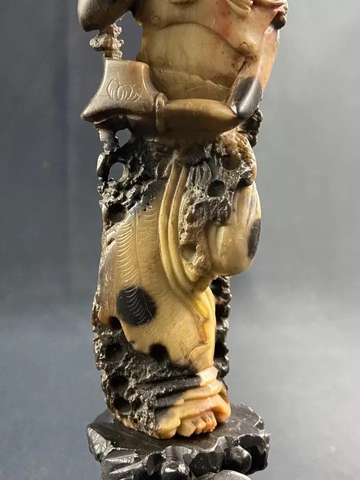 Soggetto intagliato in Pierre de Lard con figura Cina Estremo Oriente