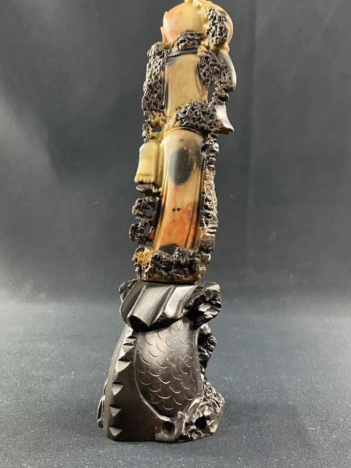 Soggetto intagliato in Pierre de Lard con figura Cina Estremo Oriente