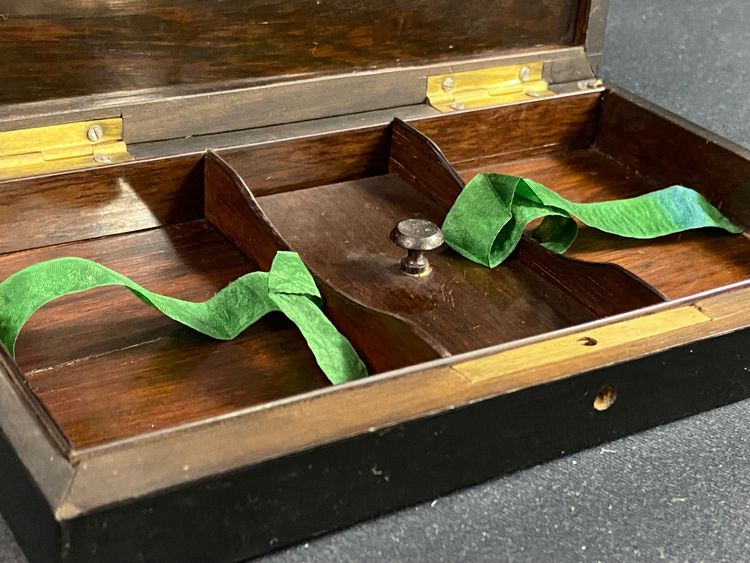 Scatola da gioco in palissandro laccato nero e ottone intarsiato Napoleone III