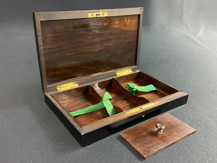 Scatola da gioco in palissandro laccato nero e ottone intarsiato Napoleone III