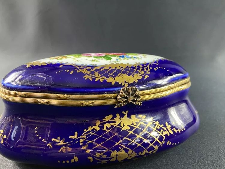 Boite à bijoux bonbonnière ovale porcelaine Paris Sèvres décor floral Régence