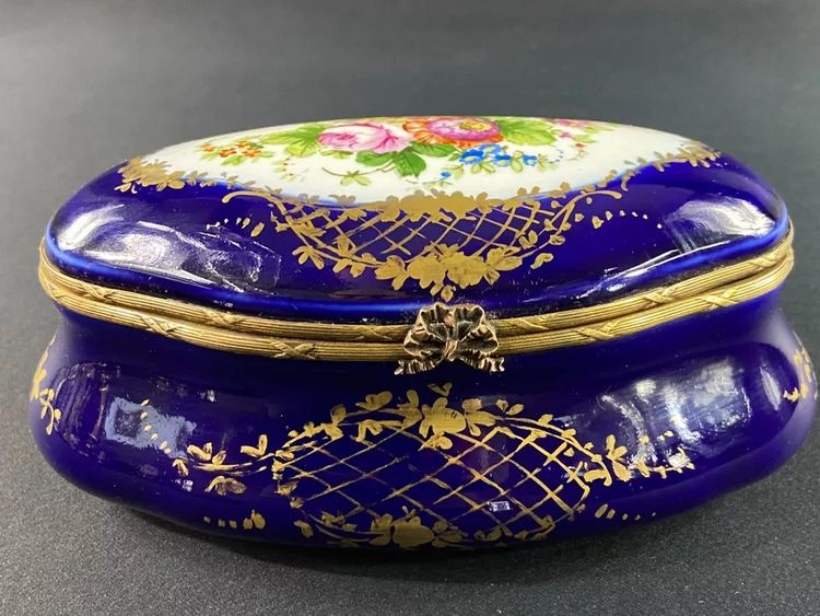 Boite à bijoux bonbonnière ovale porcelaine Paris Sèvres décor floral Régence