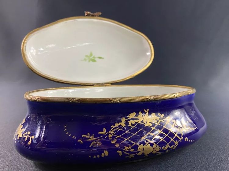 Boite à bijoux bonbonnière ovale porcelaine Paris Sèvres décor floral Régence