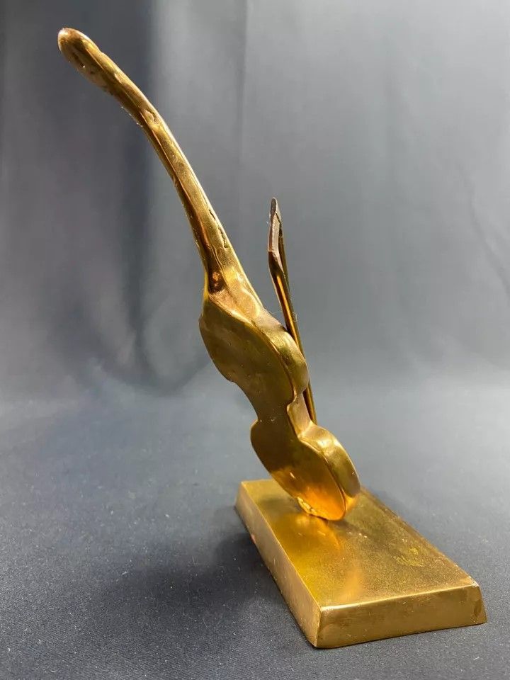 Geschnitztes Subjekt mit Violoncello Violine in Bronze signiert Yves Lohé