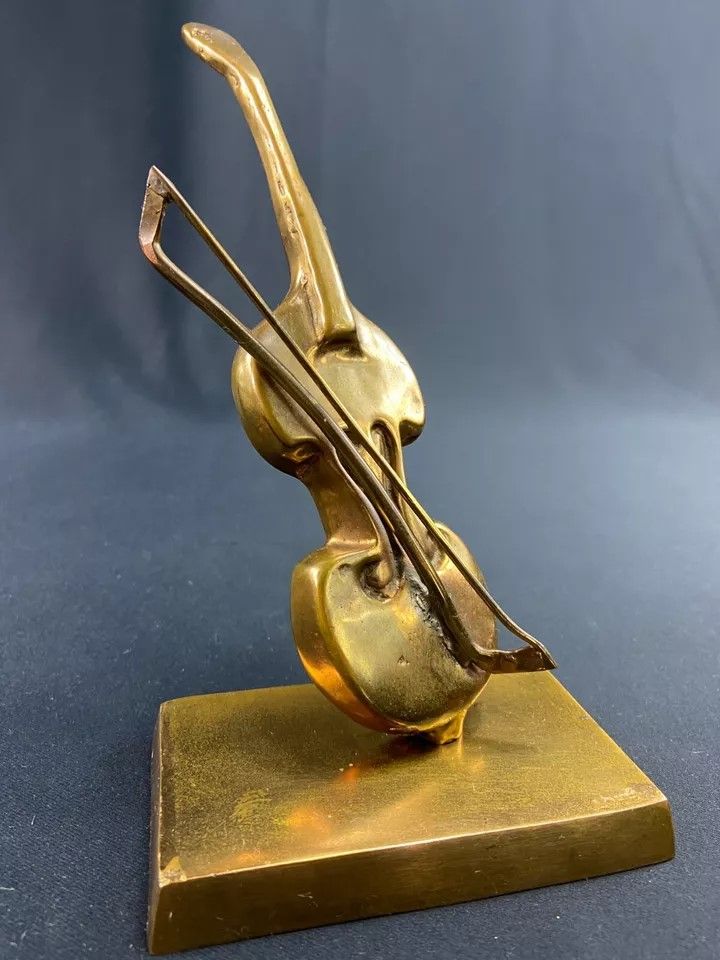 Geschnitztes Subjekt mit Violoncello Violine in Bronze signiert Yves Lohé