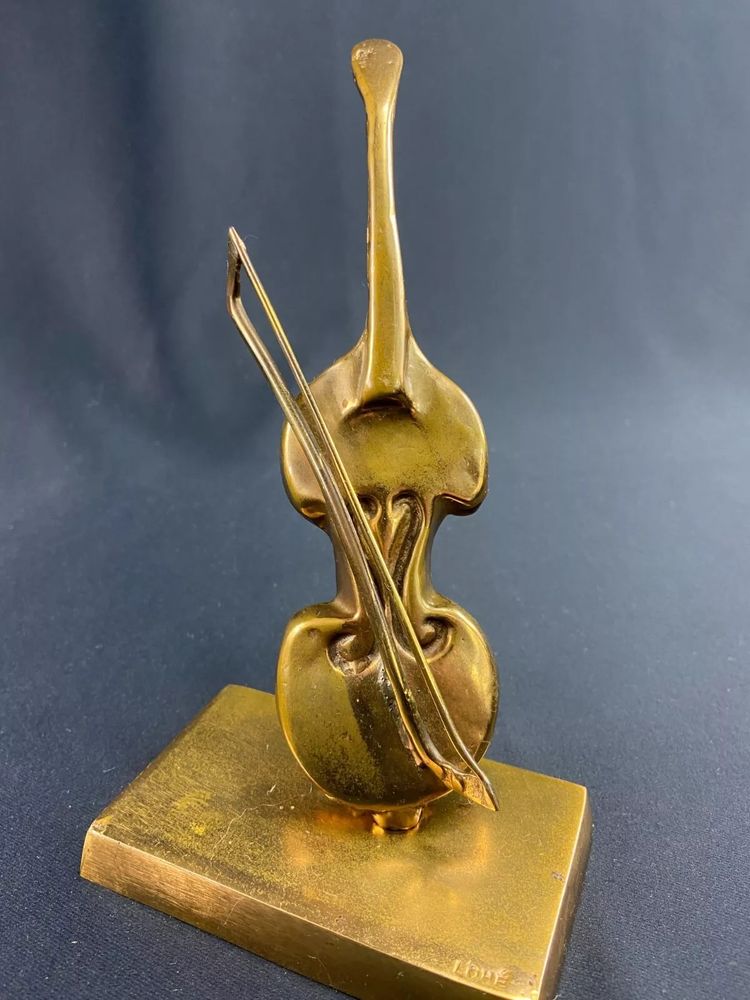 Geschnitztes Subjekt mit Violoncello Violine in Bronze signiert Yves Lohé