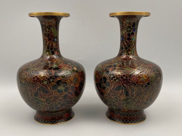 Paire de vases cloisonnés Chine XXe support en bois décor floral
