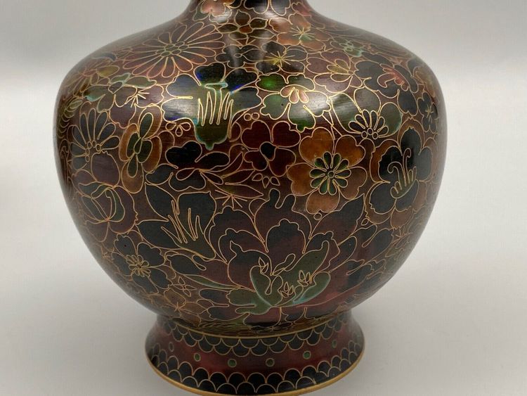 Paire de vases cloisonnés Chine XXe support en bois décor floral