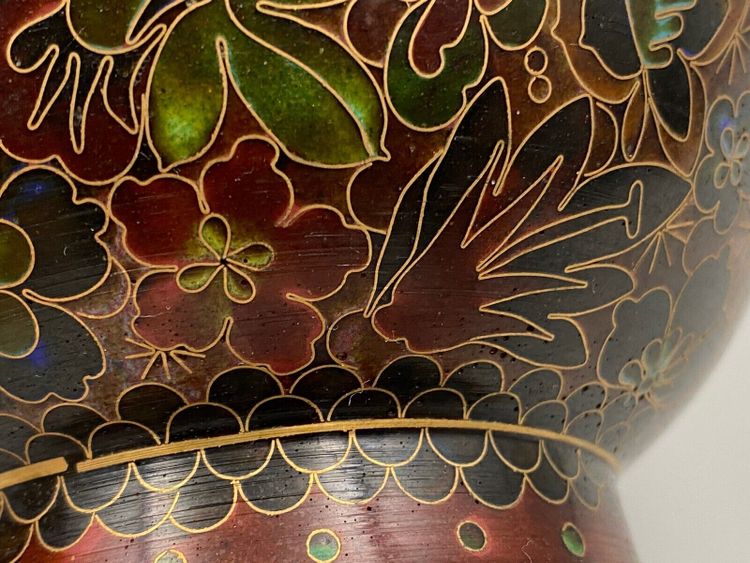 Paire de vases cloisonnés Chine XXe support en bois décor floral