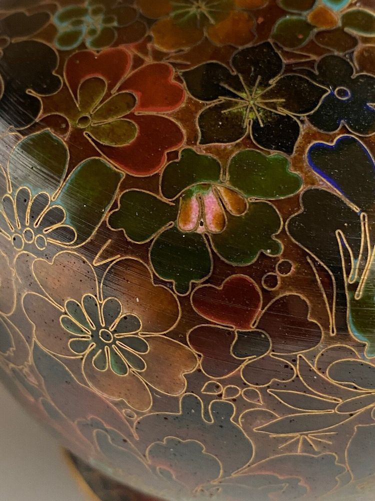Paire de vases cloisonnés Chine XXe support en bois décor floral