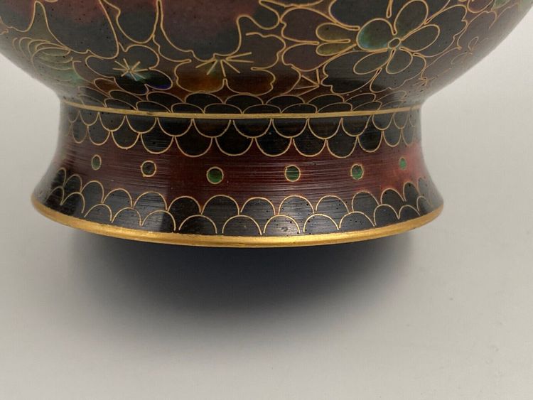 Paire de vases cloisonnés Chine XXe support en bois décor floral