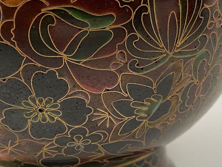 Paire de vases cloisonnés Chine XXe support en bois décor floral
