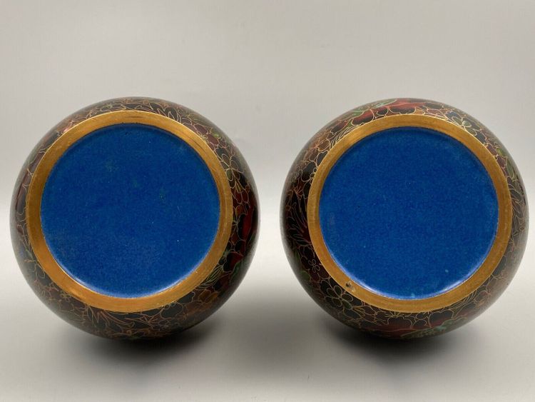 Paire de vases cloisonnés Chine XXe support en bois décor floral