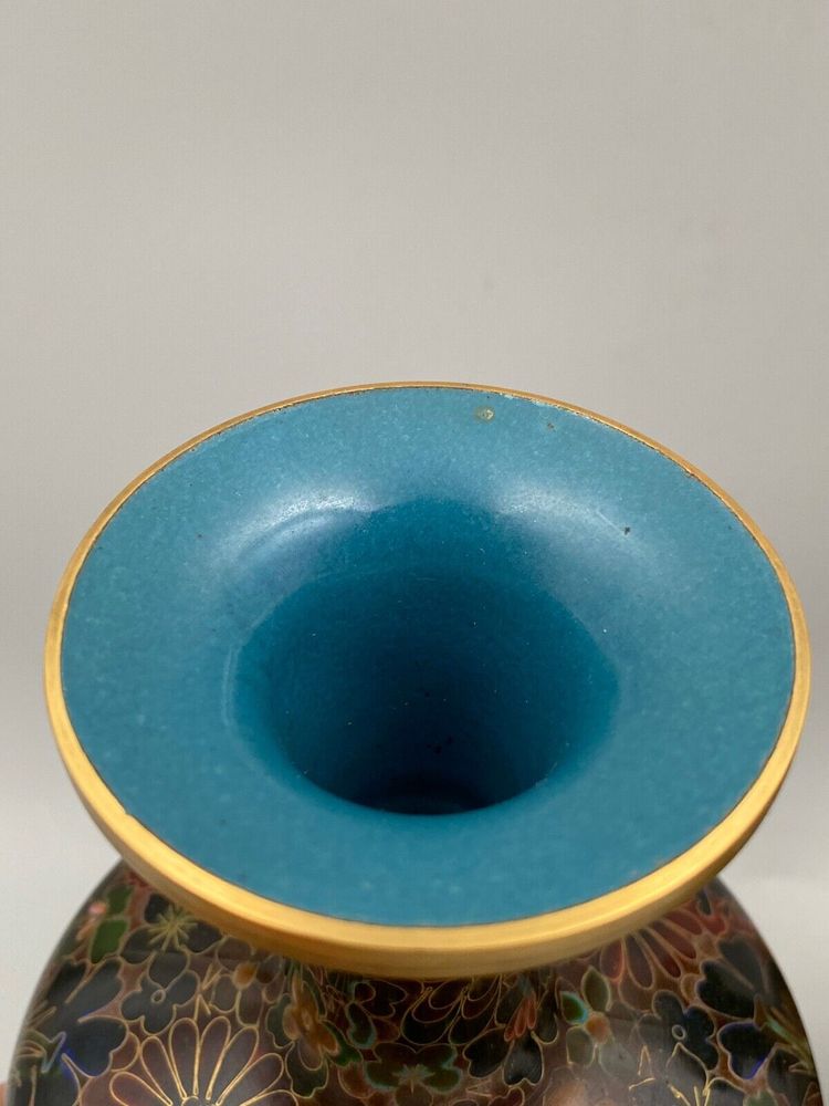 Paire de vases cloisonnés Chine XXe support en bois décor floral