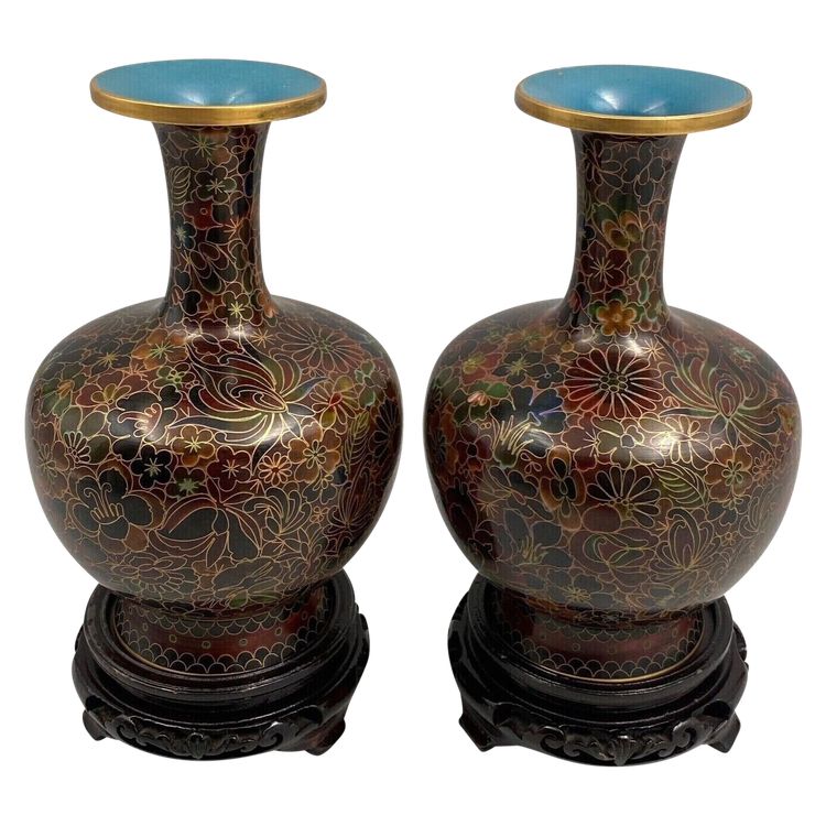 Paire de vases cloisonnés Chine XXe support en bois décor floral