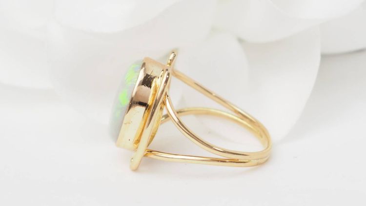 Bague ovale en or jaune et Opale