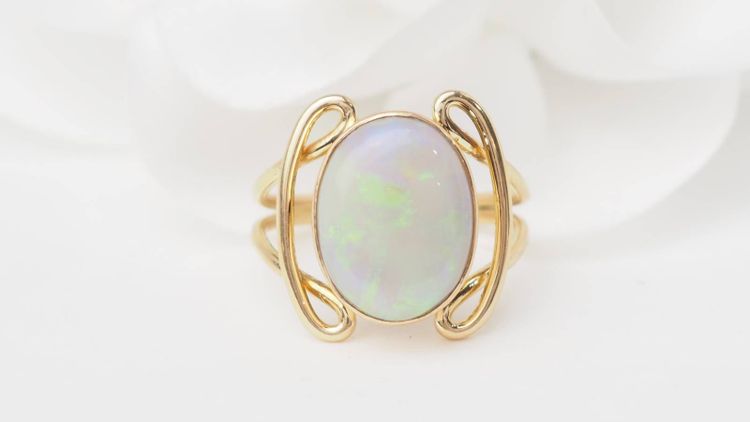 Bague ovale en or jaune et Opale