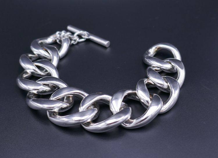 Bracciale in argento con chiusura a pipistrello.