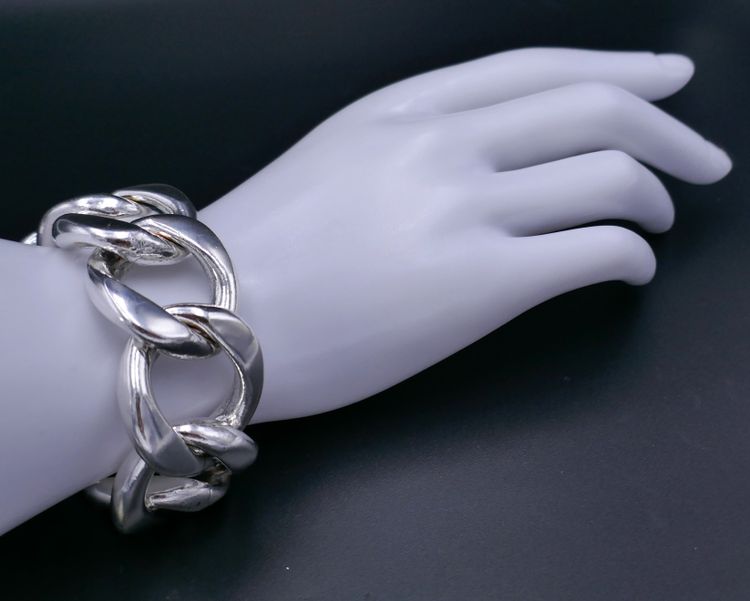 Bracciale in argento con chiusura a pipistrello.