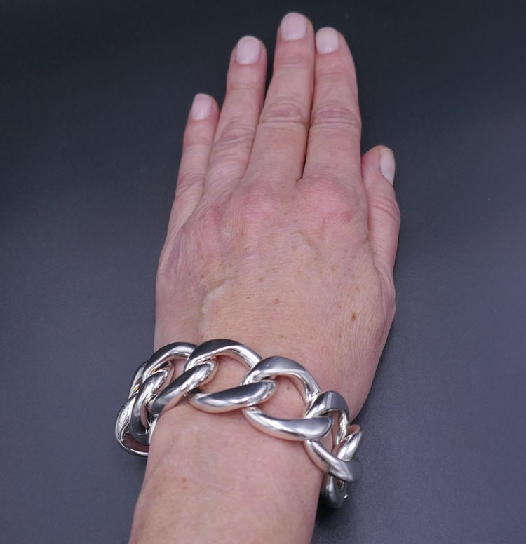 Bracciale in argento con chiusura a pipistrello.