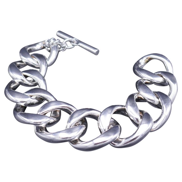 Bracciale in argento con chiusura a pipistrello.