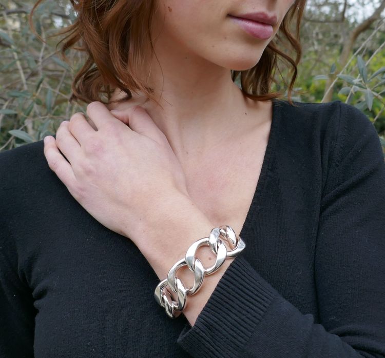 Bracciale in argento con chiusura a pipistrello.