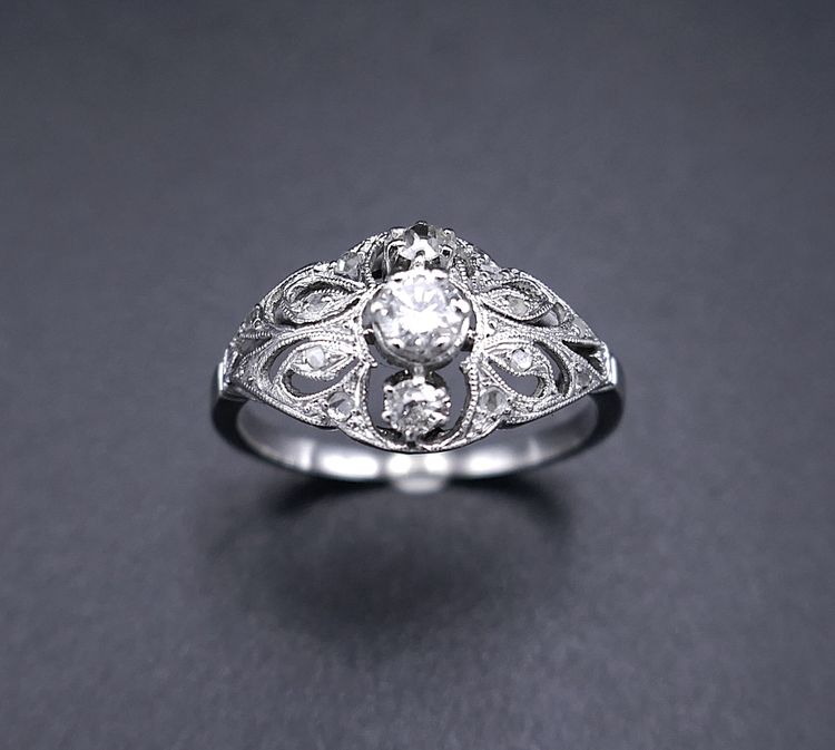 Anello Art Déco con 3 diamanti, montatura in oro e platino.