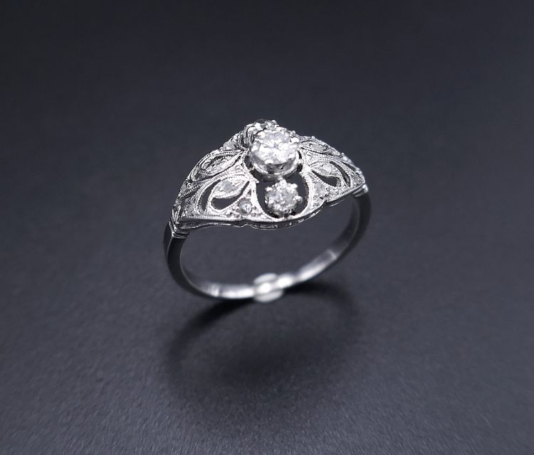 Anello Art Déco con 3 diamanti, montatura in oro e platino.