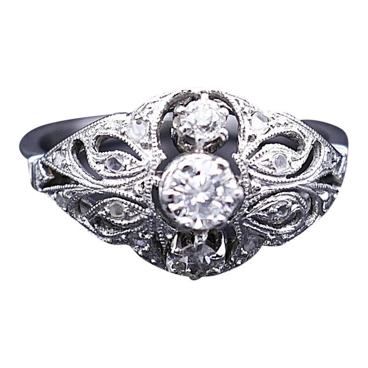 Anello Art Déco con 3 diamanti, montatura in oro e platino.