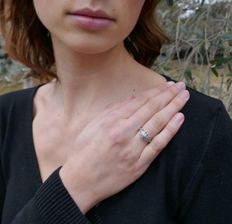 Anello Art Déco con 3 diamanti, montatura in oro e platino.