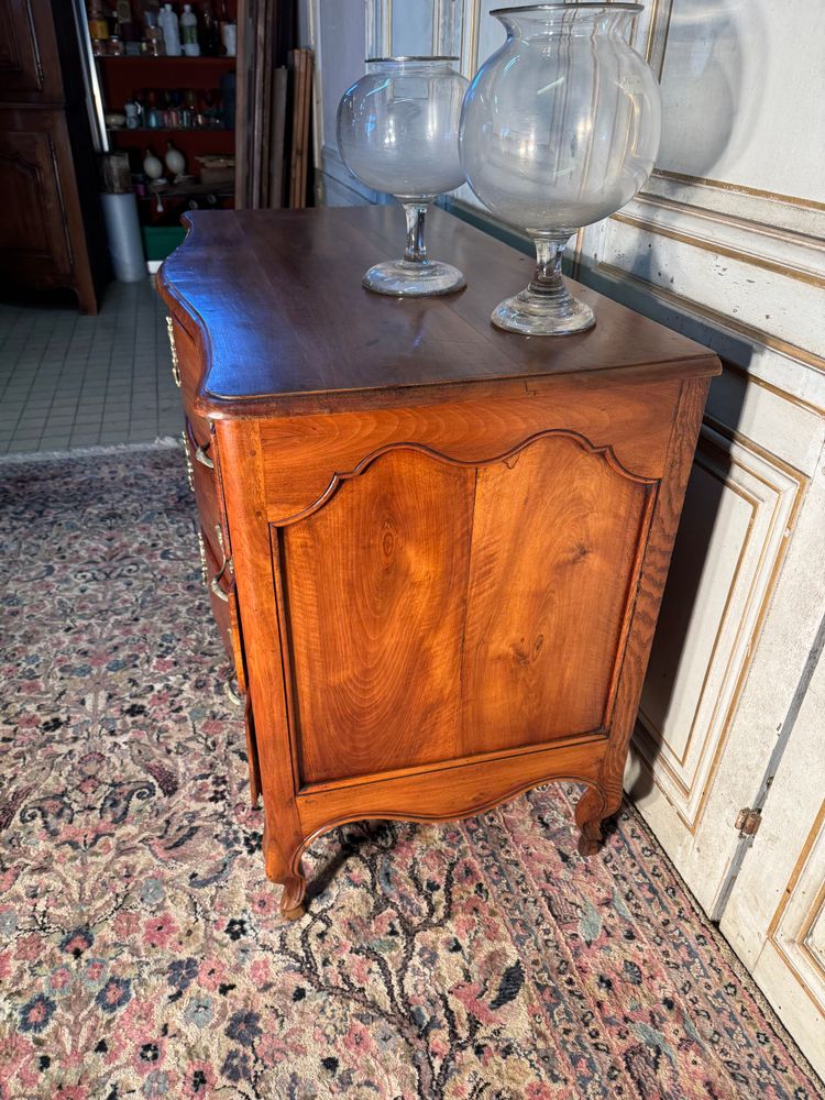 Geschwungene Kommode aus blondem Nussbaumholz aus der Zeit von Louis XV 18.
