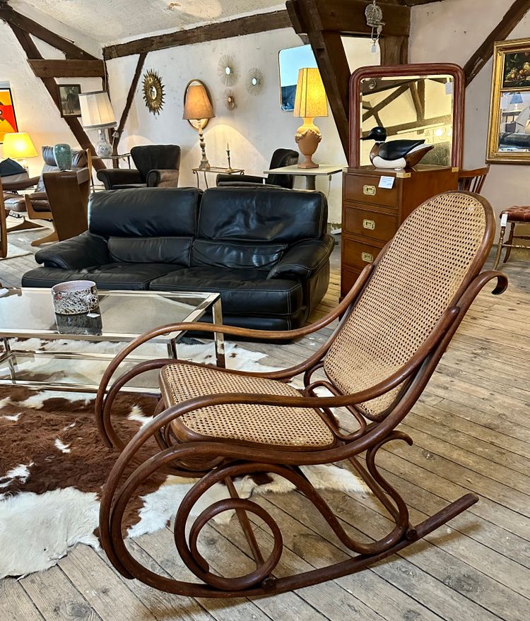 Sedia a dondolo Thonet in legno curvo e canna del 1900