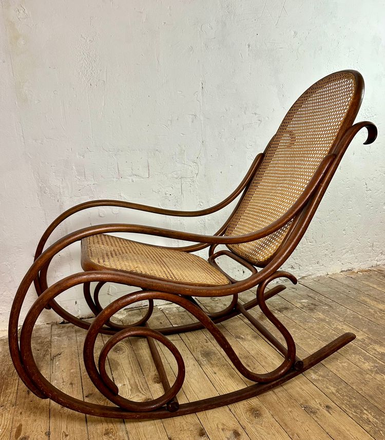 Sedia a dondolo Thonet in legno curvo e canna del 1900