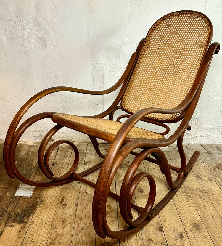 Sedia a dondolo Thonet in legno curvo e canna del 1900