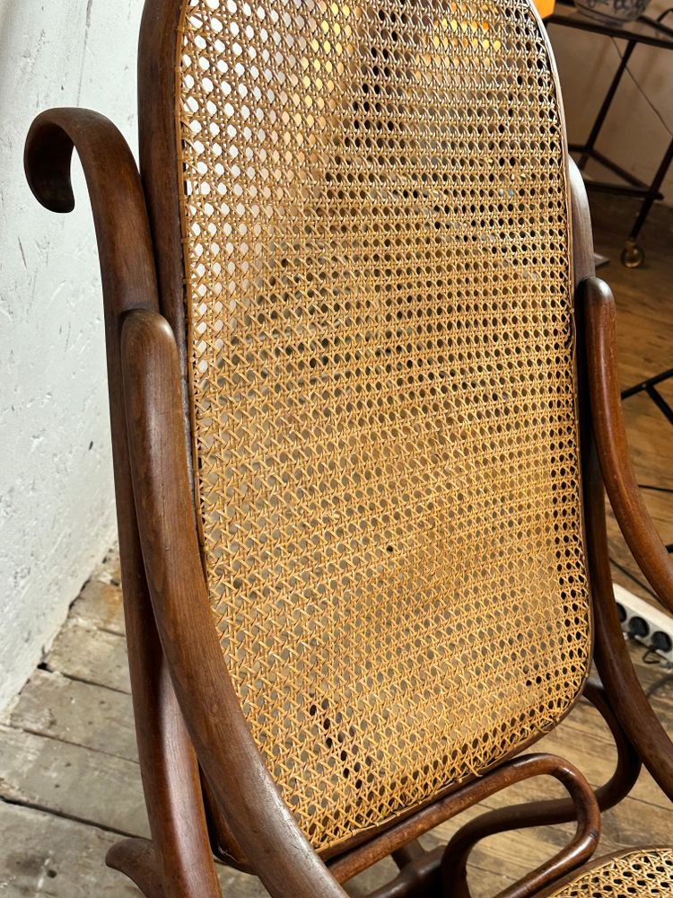 Sedia a dondolo Thonet in legno curvo e canna del 1900