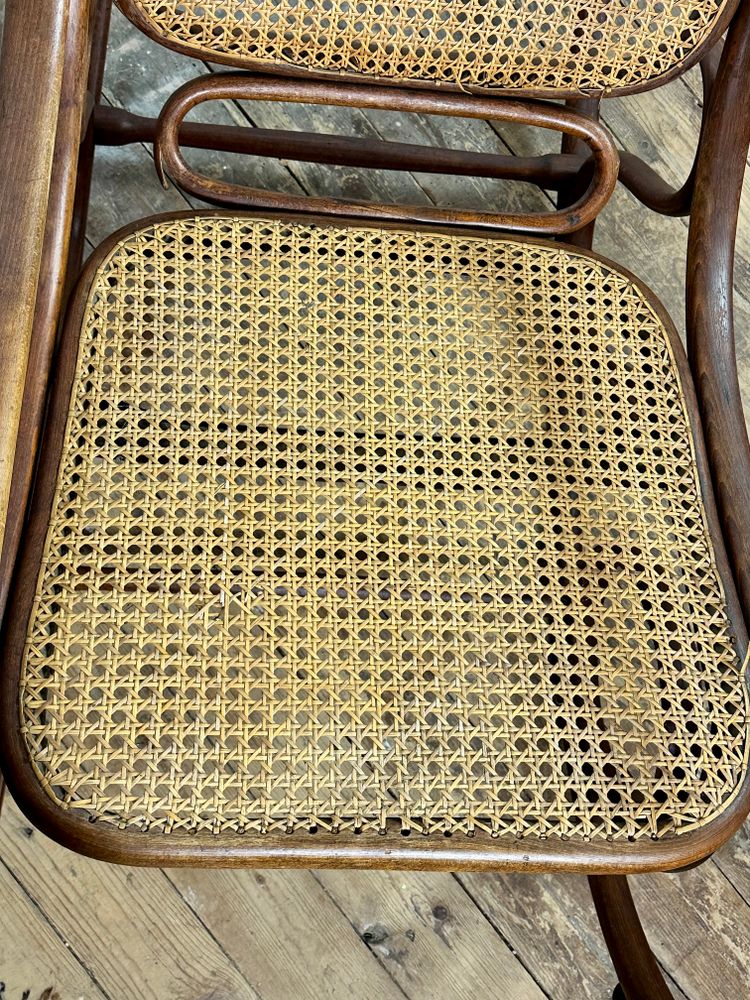 Sedia a dondolo Thonet in legno curvo e canna del 1900