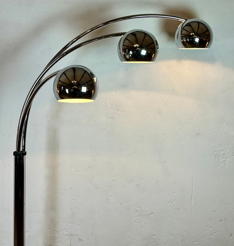 Lampada da terra italiana a forma di mughetto in metallo cromato vintage anni '70