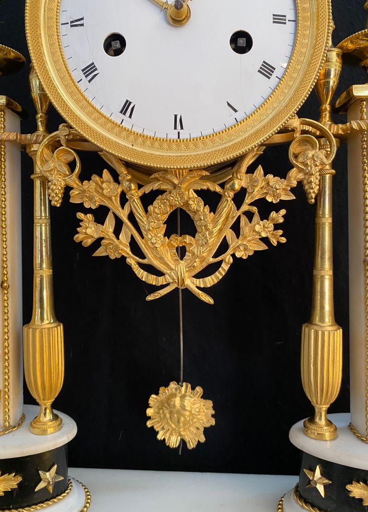 Portico Clock from the late 18th century in White Marble and Gilded Bronze