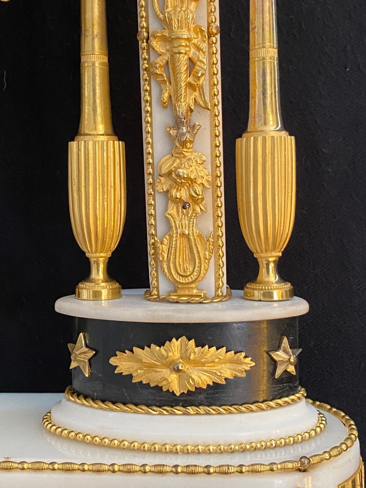 Portico Clock from the late 18th century in White Marble and Gilded Bronze