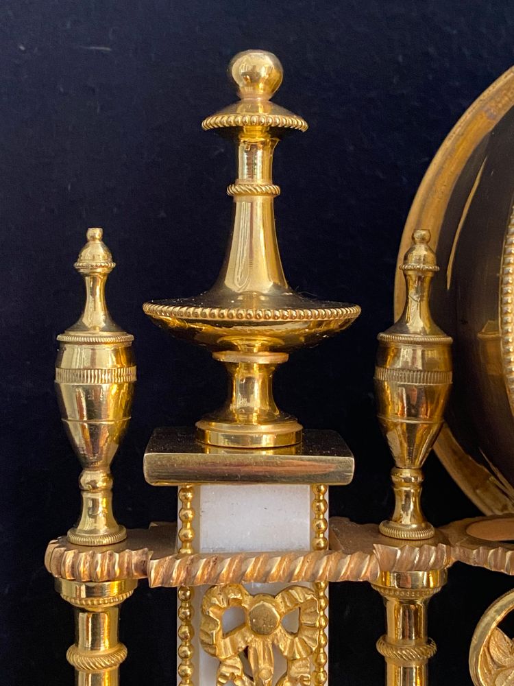 Portico Clock from the late 18th century in White Marble and Gilded Bronze