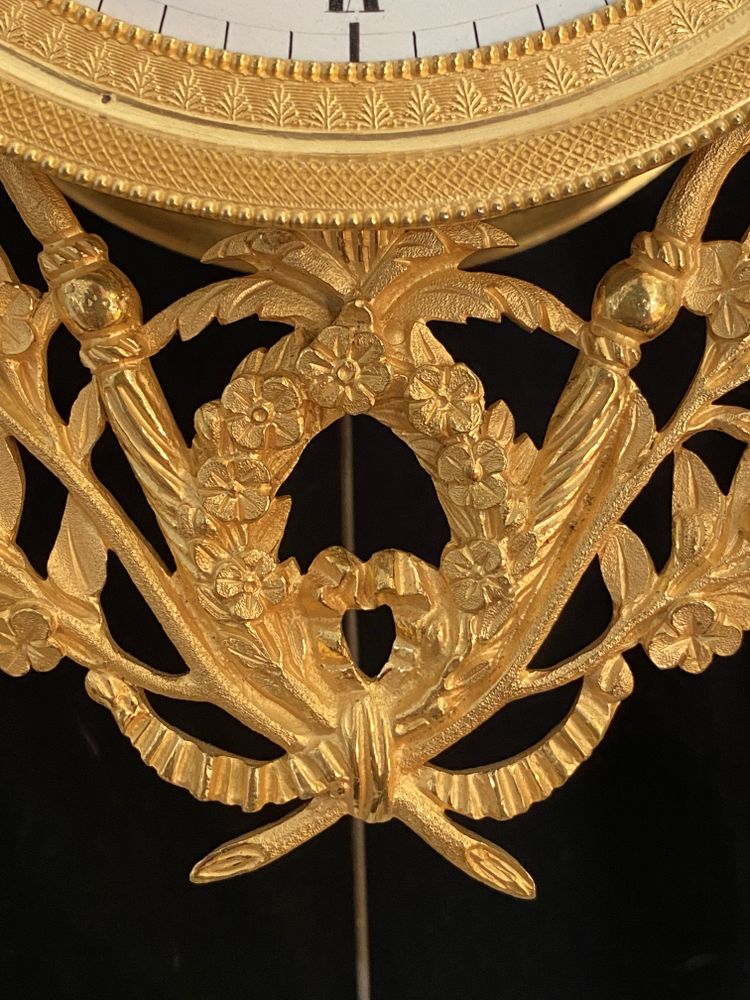 Portico Clock from the late 18th century in White Marble and Gilded Bronze