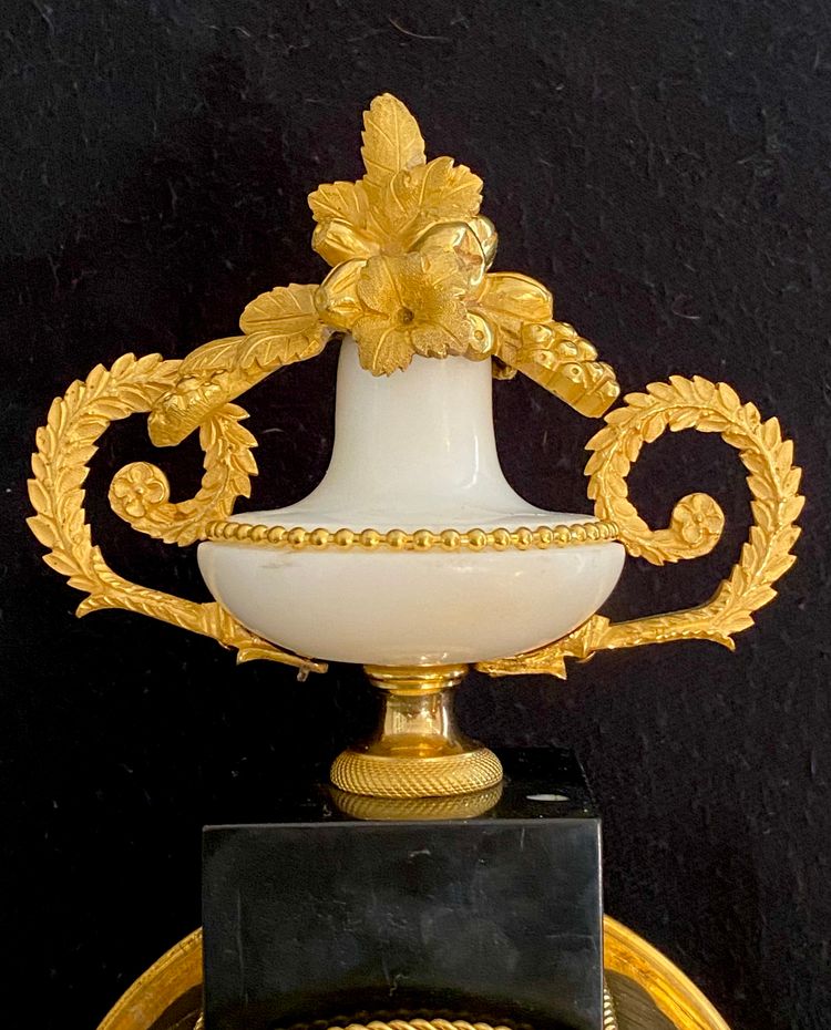 Portico Clock from the late 18th century in White Marble and Gilded Bronze