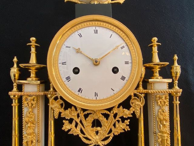 Portico Clock from the late 18th century in White Marble and Gilded Bronze