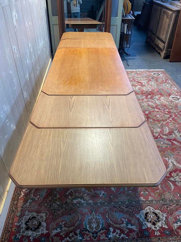 Tavolo da pranzo in rovere con prolunghe integrate