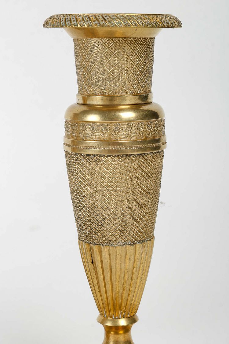 Paar kleine Kerzenleuchter namens „Ragots“ aus vergoldeter Bronze, Empire-Zeit, um 1810